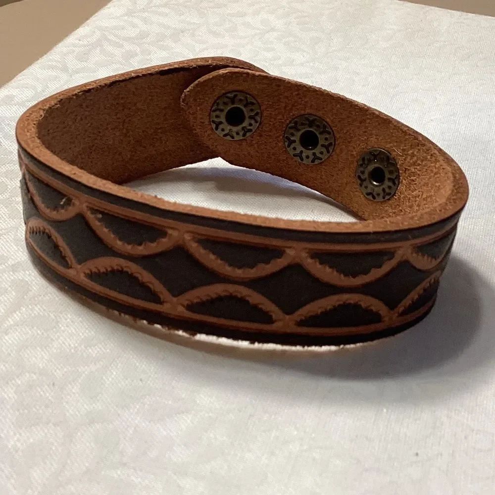 Adjustable Leather Bracelet - Picture 5 of 8